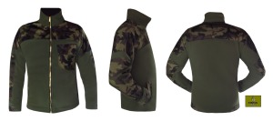 P7 - Polar w typie służb mundurowych, w kolorze khaki, z naszyciami z tkaniny moro (moro leśnik) na ramionach i łokciach i dodatkową kieszonką na piersi.