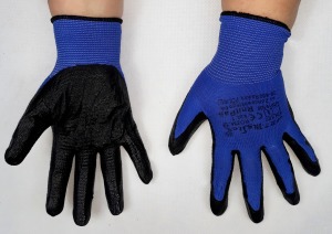 Rk 13 - Rękawice z dzianiny poliestrowej, powlekane nitrylem, kolor niebiesko-czarny